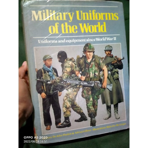 Jual BUKU MILITARY UNIFORMS OF THE WORLD Shopee Indonesia