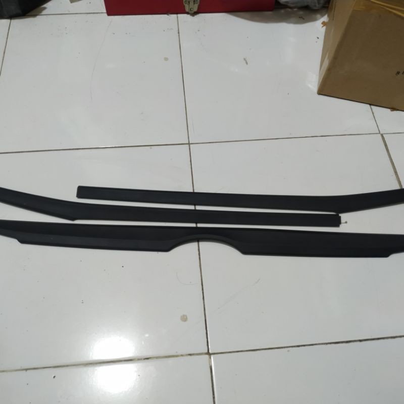 Jual Garnish List Kaca Pintu Bagasi Innova Reborn Original Shopee