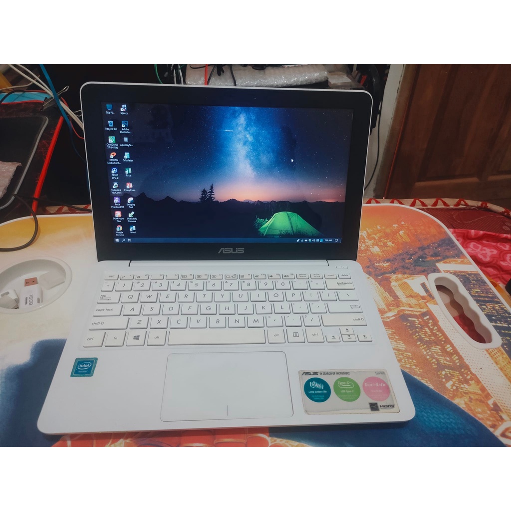 Jual LAPTOP ASUS E202S SUDAH PAKAI SSD 260 GB NGEBUT NO LEMOT FULL ORI