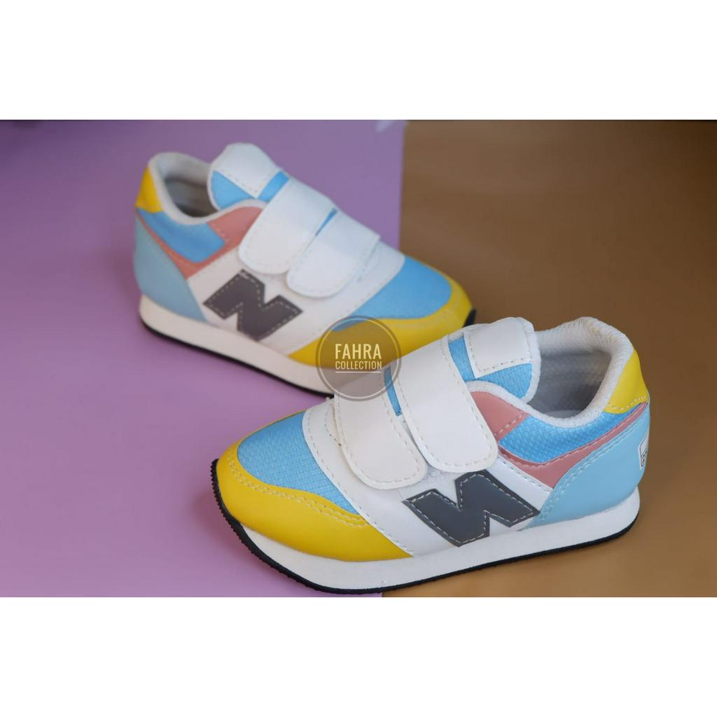 Sepatu sneaker anak perempuan motif N pelangi