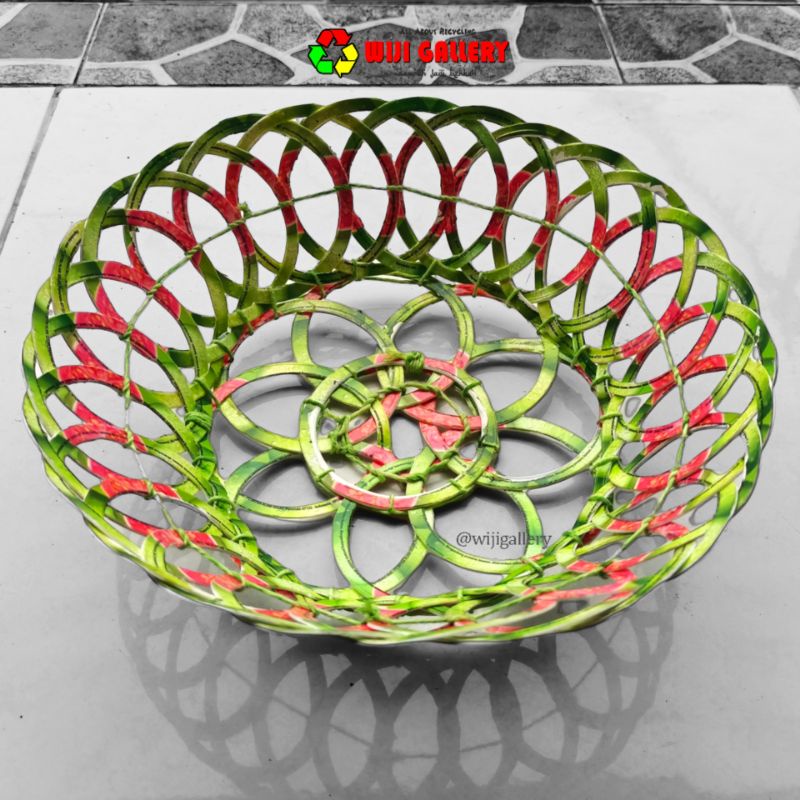 Piring anyam / ingke kerajinan daur ulang dari bibir gelas plastik bekas