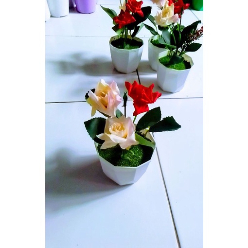 BUNGA HIAS MAWAR PLASTIK PLUS POTNYA/BUNGA HIAS MAWAR ARTIFICIAL