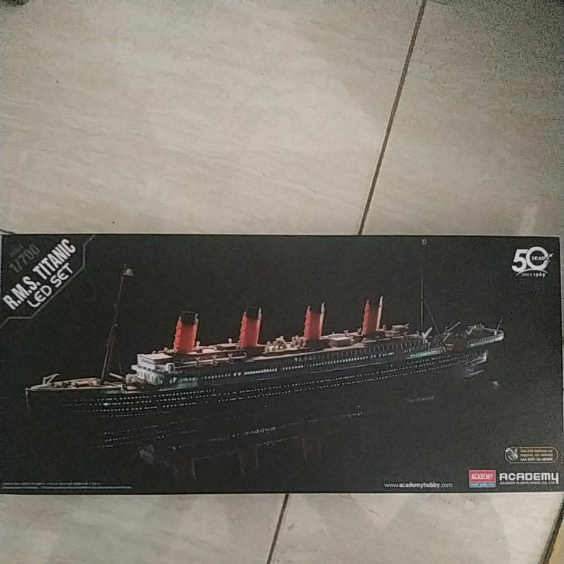 kapal titanic led set 1/700 model kit academy
