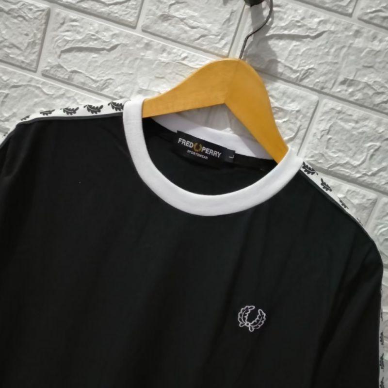 RINGER TEE FRED PERRY TAPED / T-SHIRT FRED PERRY TAPED