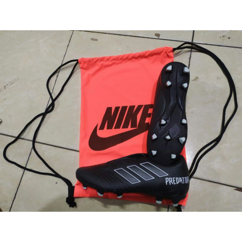 sepatu bola predator