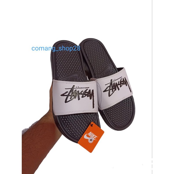 Sandal Sendal Slop Selop Slip On Slide Pria Wanita Cowok Cewek Laki Laki Casual Kekinian Murah NK Stussy Hitam Putih