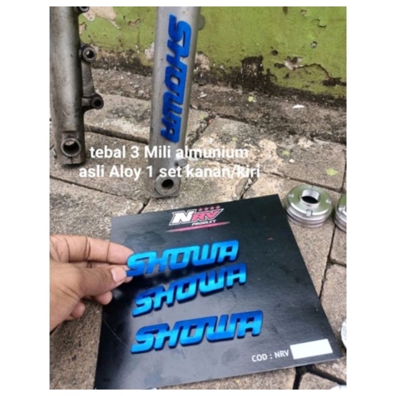 Logo emblem showa emblem logo showa embpem skok shock showa tebal 3ml 1 set sepasang almunium cnc EMBLEM LOGO SHOWA BOTTOM SHOCK SHOWA EMBLEM BOTTOM EMBLEM SHOCK SHOWA TEBAL 3ML ALMUNIUM CNC 1 SET SEPASANG