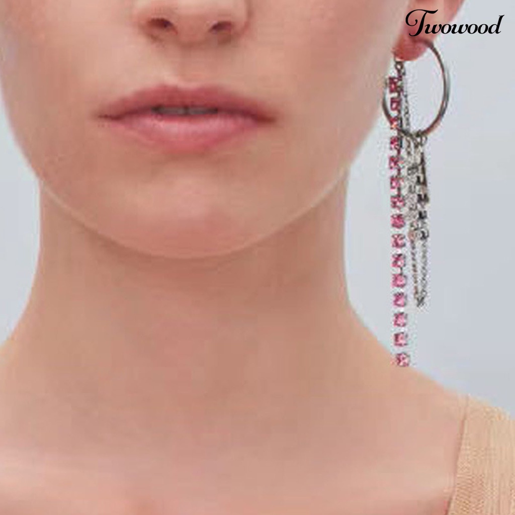 1 Pasang Anting Rantai Rumbai Bentuk C Aksen Berlian Imitasi Warna Pink Untuk Wanita