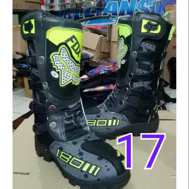 Sepatu cross trail #17 printing motif