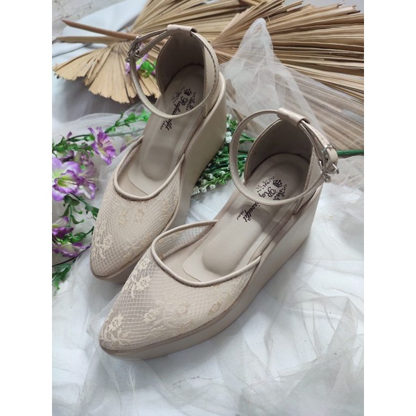 sepatu kinan wedges cream tali tinggi 9cm