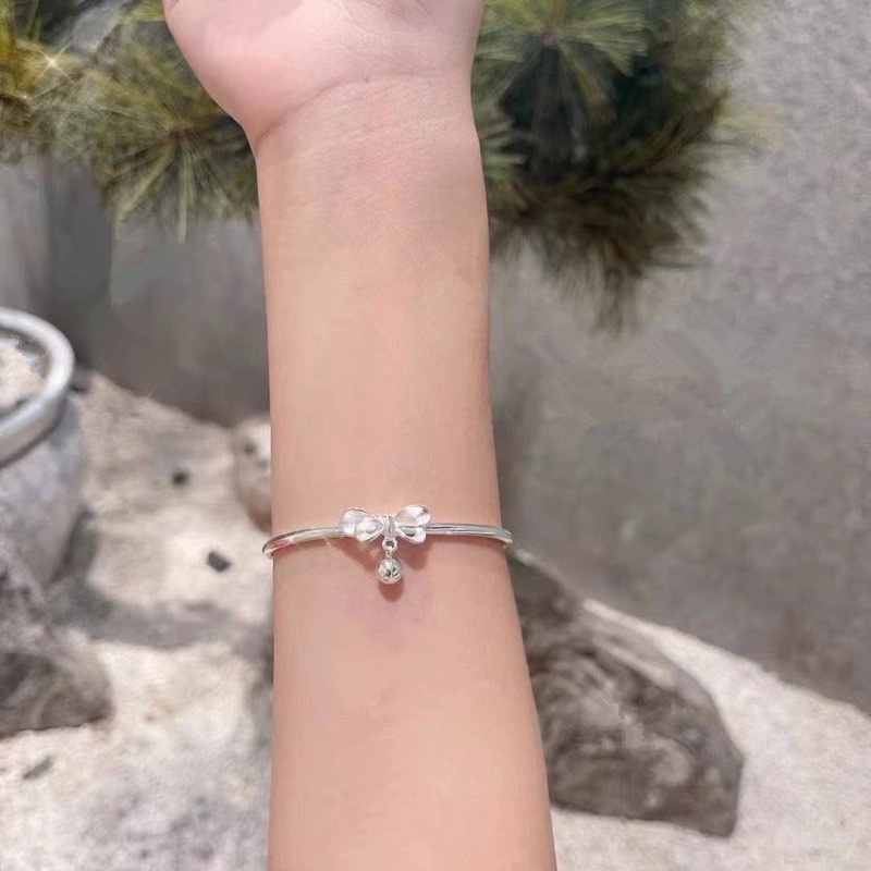 Roselife Gelang Tangan Silver Wanita Desain Pita Kecil Hias Bel Adjustable