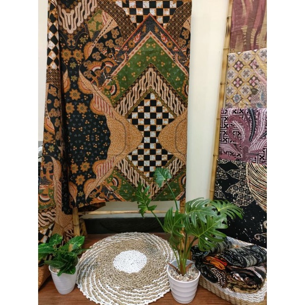 15 Motif Batik Terbaik / Batik Solo / Batik sragen / batik cap / batik tulis / batik sogan / batik sarimbit / kain batik / batik halus / batik pekalongan / batik sarung / batik celana / setelan batik / batik lianasari / batik mk / batik kusumasari