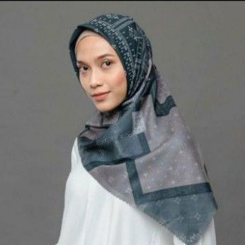 preloved Hujan scarf black by Vanilla hijab