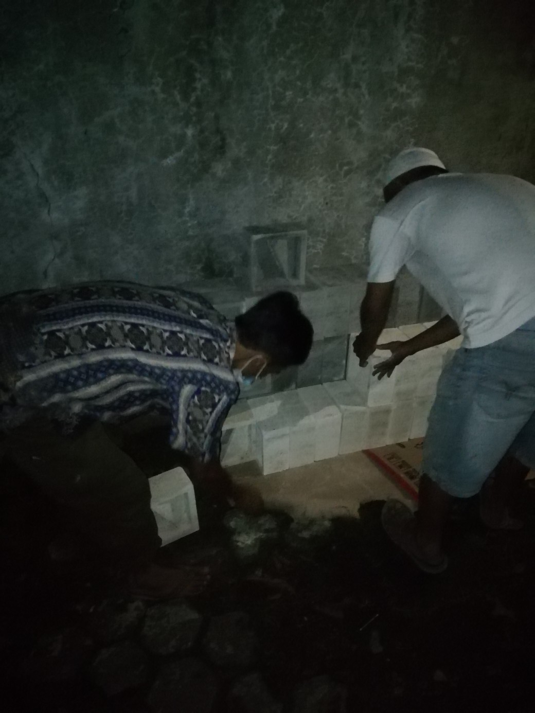 Roster  Moderen/ Minimalis/beton/lobang Angin Mnc Abu