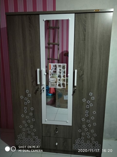 Lemari Pakaian 3 Pintu Cermin Lpp 32 P