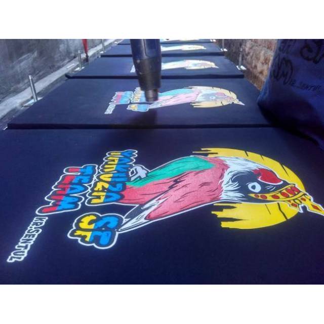 Kaos + jasa sablon plastisol - Sablon Plastisol kuat dan tahan lama