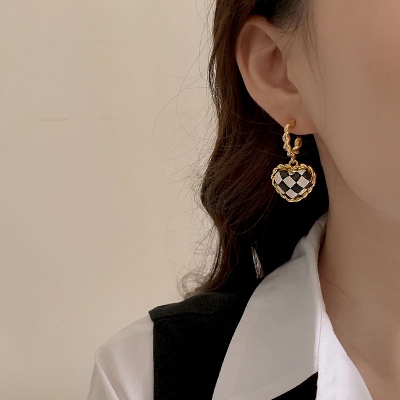 Anting Bentuk Hati Motif Kotak-Kotak Warna Hitam Dan Putih Gaya Vintage