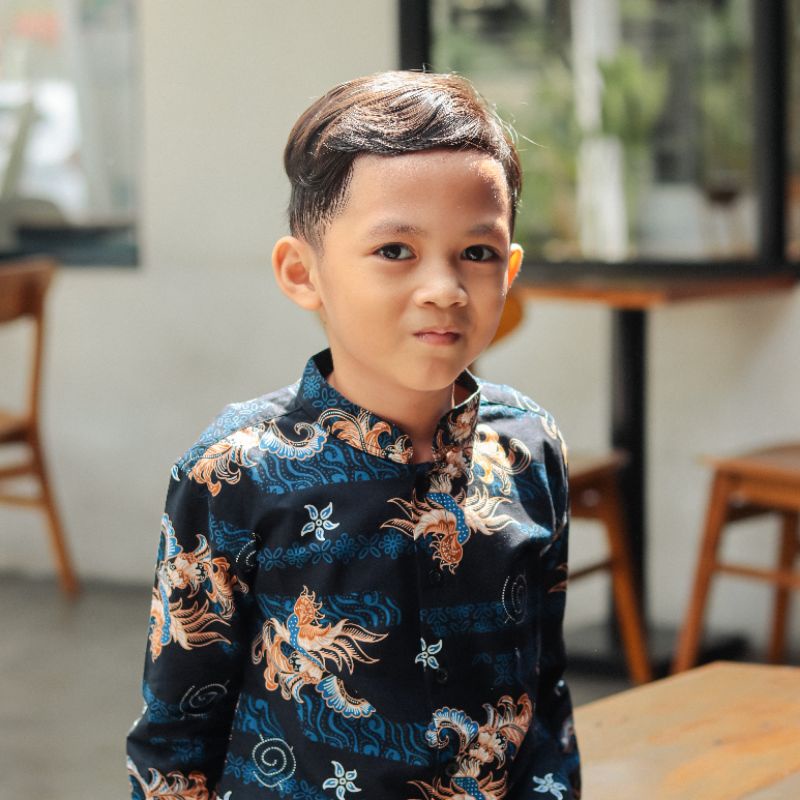 BatikBule Kemeja Batik Anak Slimfit Panjang Motif Casual Warna Biru dan Hitam