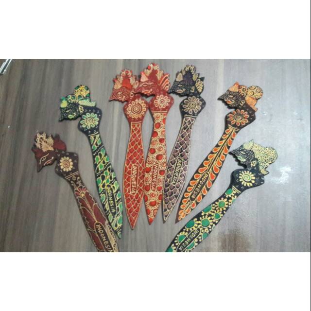 

Pembatas Buku / Pisau Surat Wayang Batik Kayu