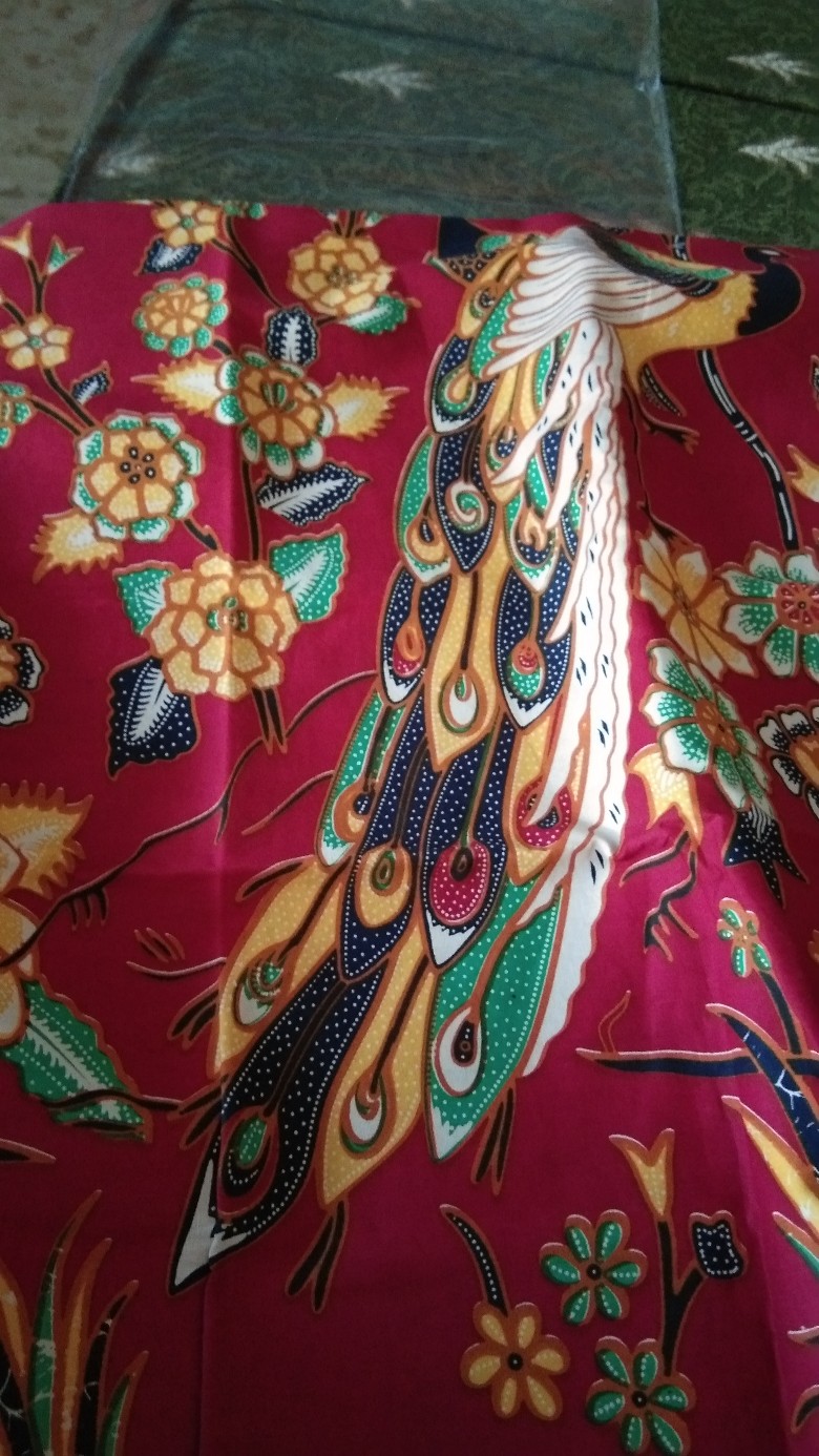 Kain Batik Solo Motif Merak Indah