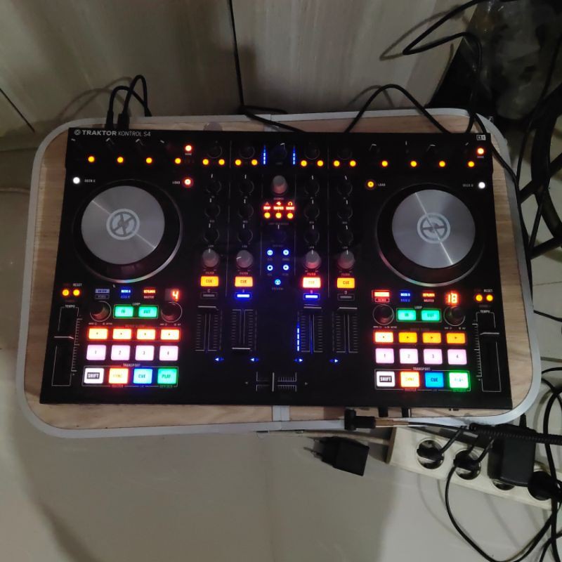 dj controller traktor kontroler s4mk2