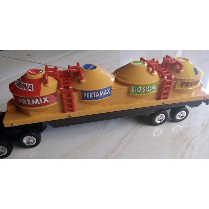 Mainan Mobil Tangki Pertamina Pengangkut BBM