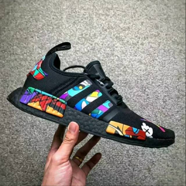 kaws x adidas nmd r1