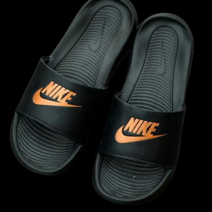 [MQ9C03540] Sendal Nike Victori One ORIGINAL Sandal Pria BIG SIZE Ukuran JUMBO BESAR Slop Slip On pr