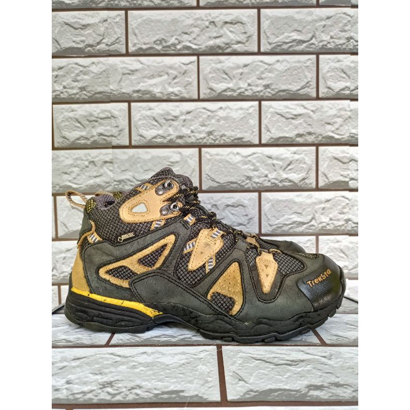 Sepatu second Treksta