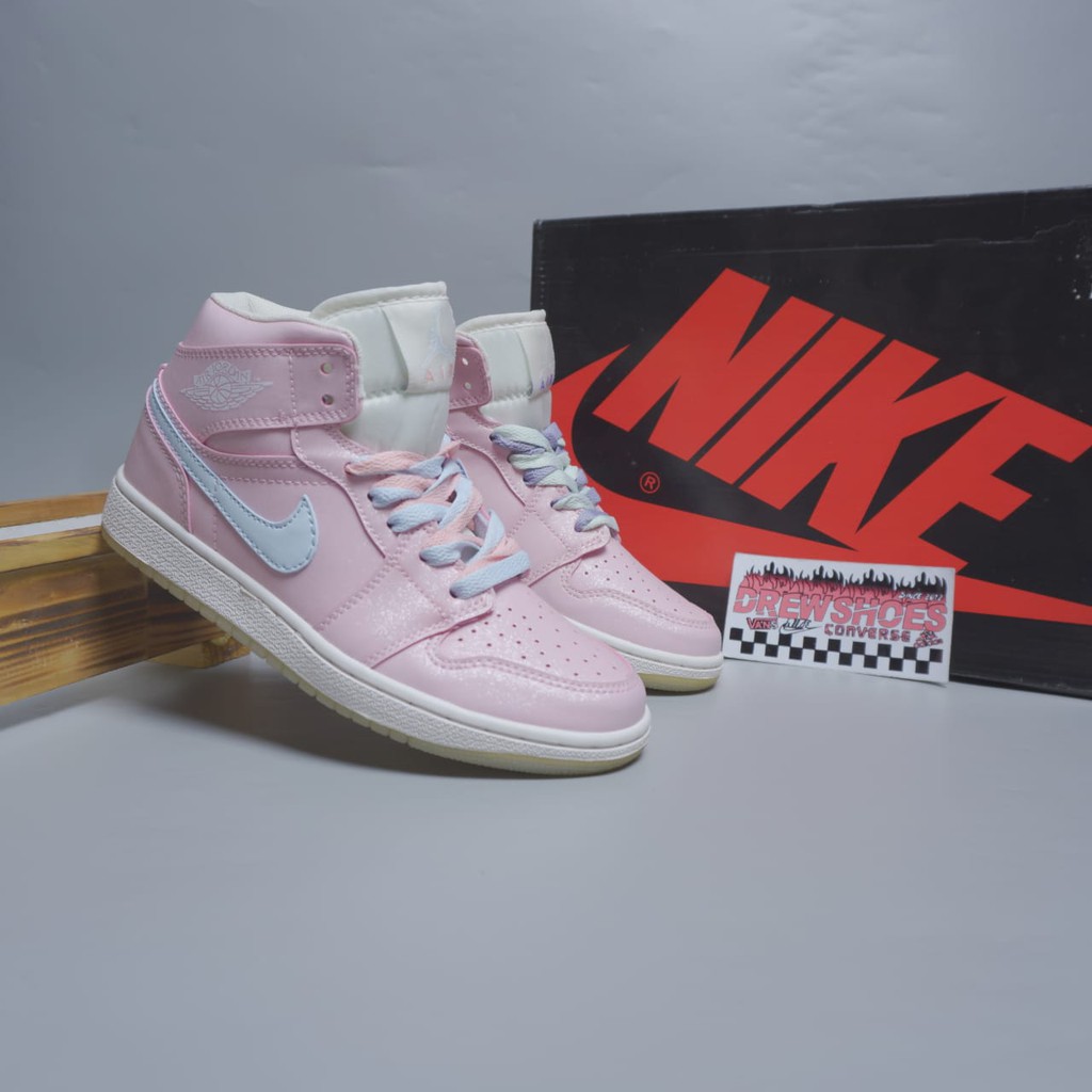 Sepatu wanita / Sneakers wanita / NIKE AIR JORDAN 1 PINK WHITE