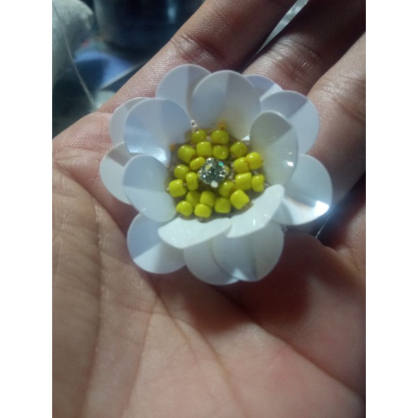 Payet bunga rangkai putih