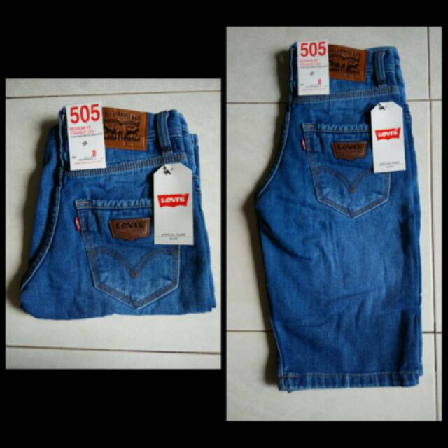 Celana pendek levis