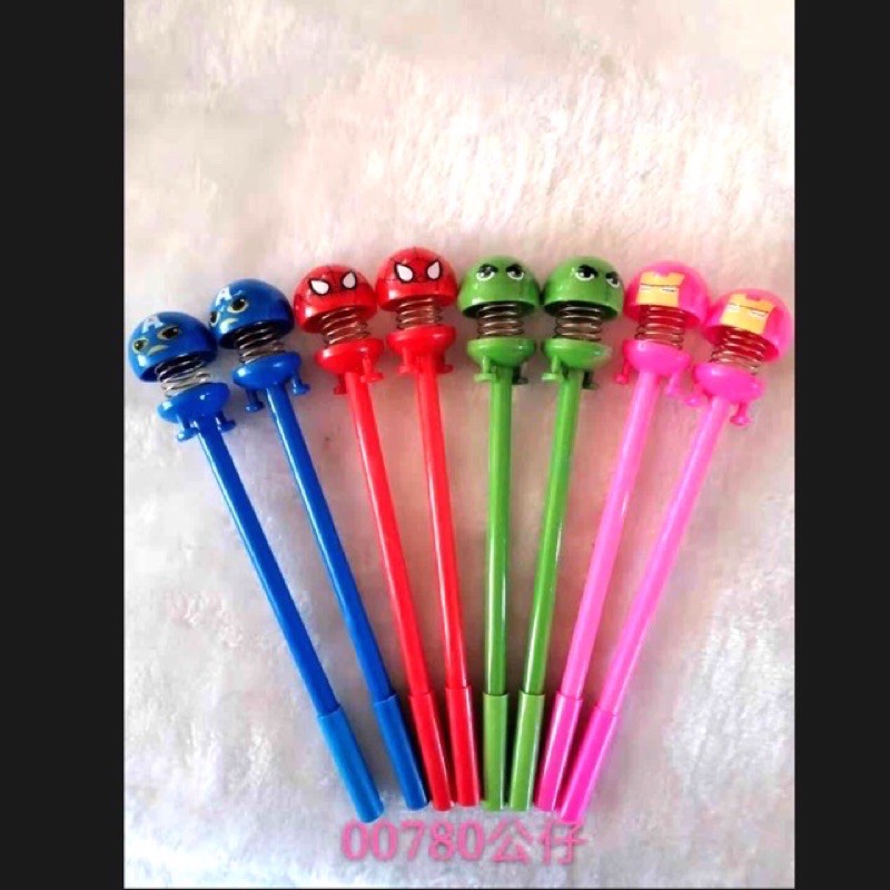 

[HARGA 12PCS] BOLPEN GEL KARAKTER AVENGER / SPRING DOLL PEN FANCY