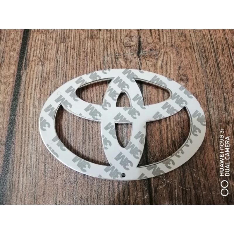 Emblem Mobil TOYOTA Chrome