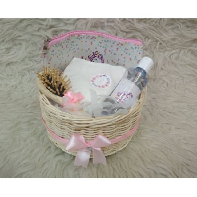 souvenir keranjang rotan isi masker custom.hand sanitizer.pouch.sisirmini