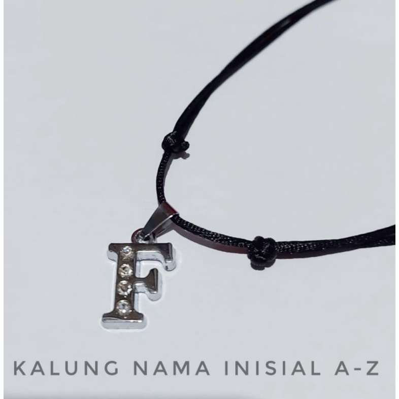 4s Grosir Solo || Kalung Nama Inisial Huruf A-Z Liontin Anti Karat dan Luntur dengan kalung Tali Hitam Satin || Kalung Tali Hitam Satin variasi Liontin Huruf || Kalung Nama Pria dan Wanita