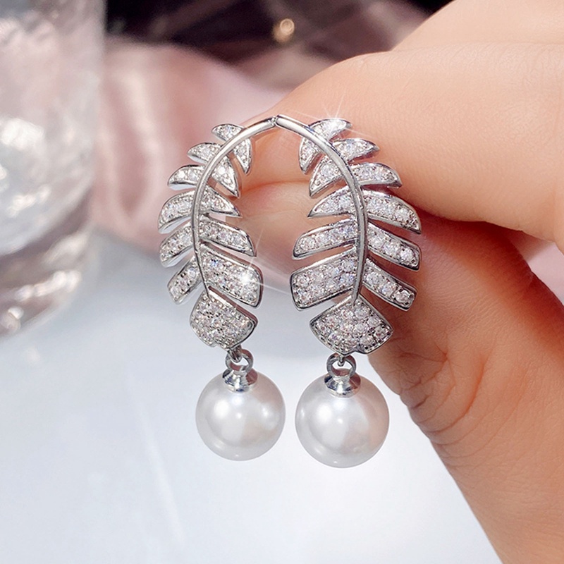 Anting Juntai Bentuk Bulu Aksen Mutiara Untuk Wanita