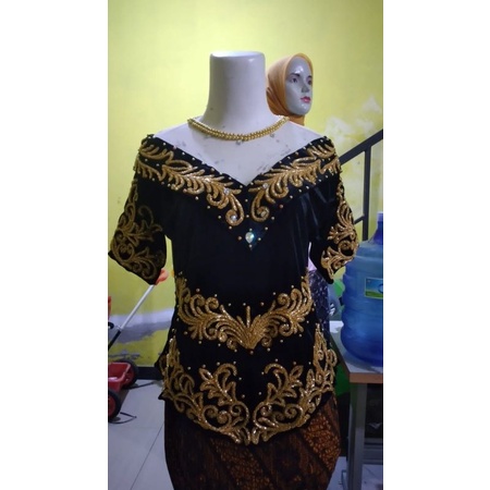 Atasan kebaya bludru