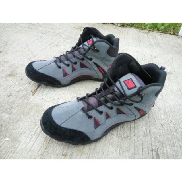 SEPATU GUNUNG KARIMOR