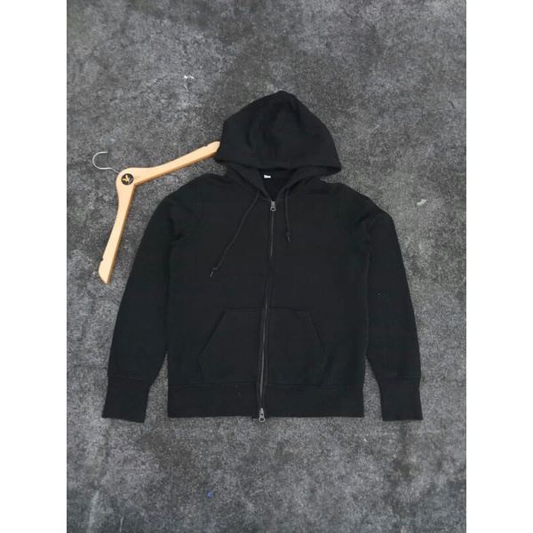 zh uniqlo hitam