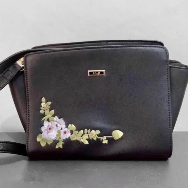 tas selempang hitam enji preloved