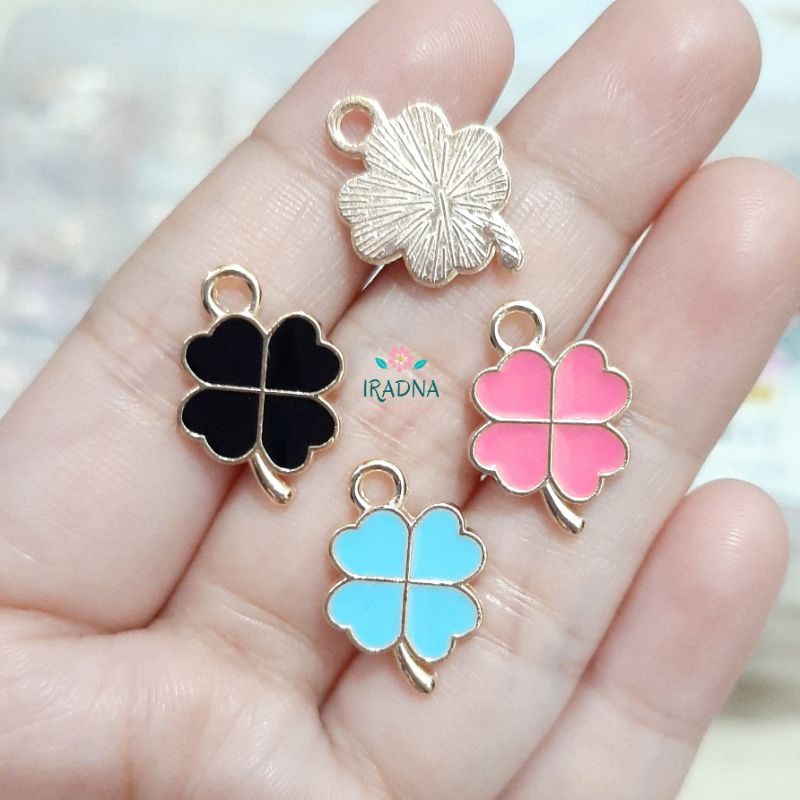 Bandul Kalung Gelang Keychain Bentuk Daun Semanggi Clover