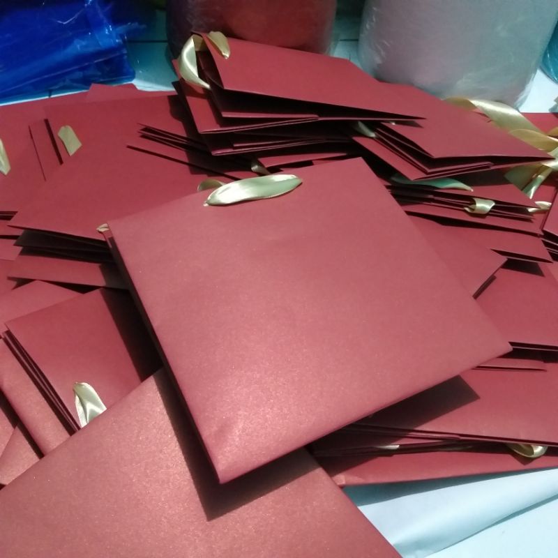 

Paperbag jasmin merah, gold, coklat tua size 25×25×20