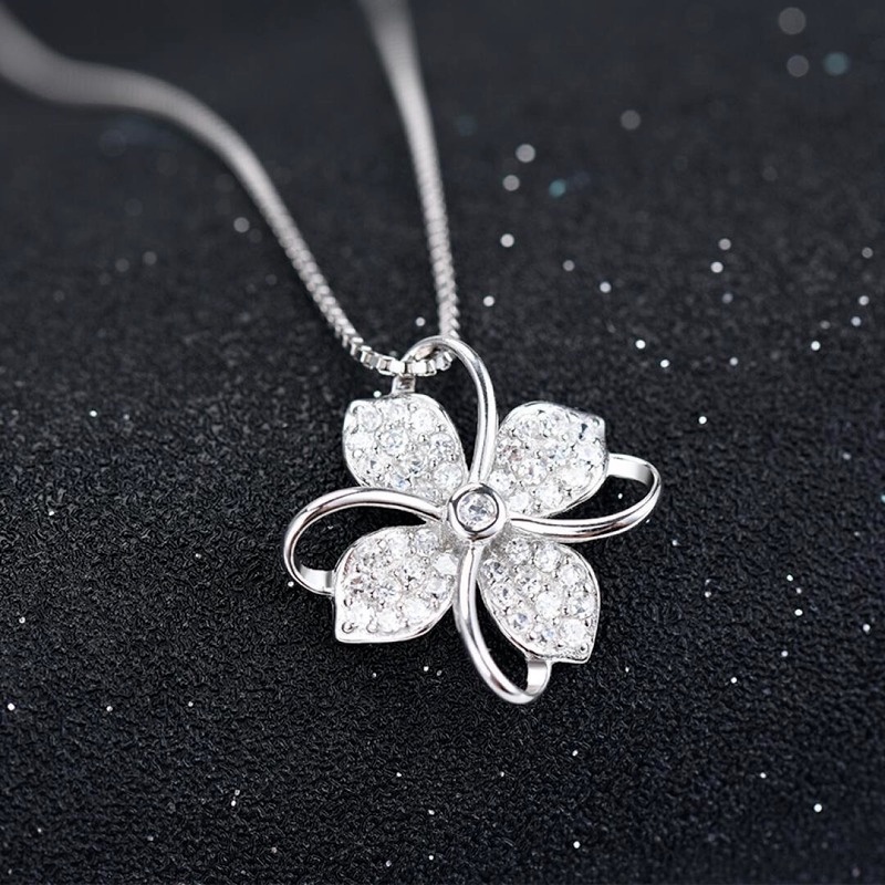 [Ready Stock]Fashion Four-Leaf Clover Finely Inlaid Pendant Plated 925 Silver Necklace