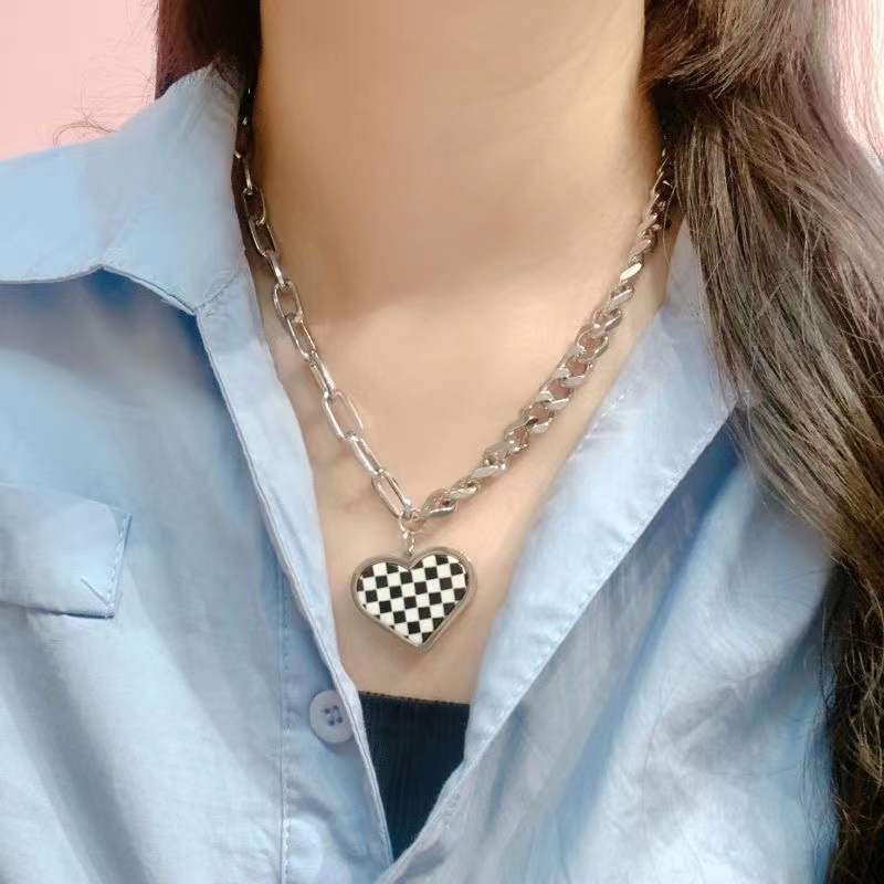 Kalung Rantai Liontin Hati Motif Papan Catur Warna Hitam Putih Untuk Wanita