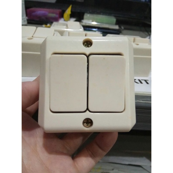 SAKLAR DOBEL BROCO TEMPEL CREAM - SAKLAR SERI - SAKLAR TEMPEL TEMBOK OUTBOW - CETEKAN LISTRIK LAMPU