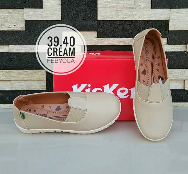 Sepatu flat wanita D049