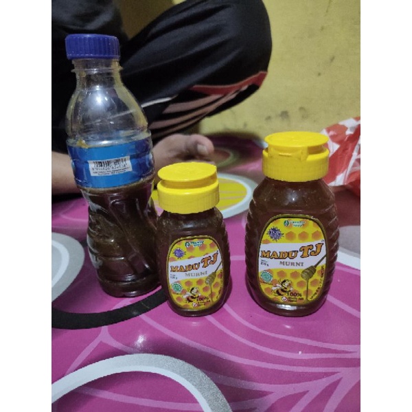 

Madu Kelulutan/Galo galo, botol kecil Tj Rp 50.000 dan botol besar Rp 80.000, silahkan di pesan dan bisa juga langsung panen di lokasi kandang.