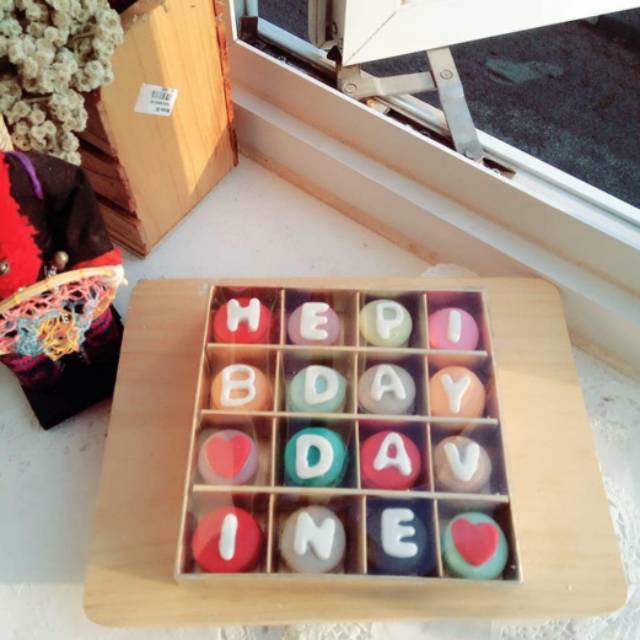 

Baby/Mini Macaron Gift Box isi 16pcs Free Huruf - Macaroon - Cookies - Kue Kering