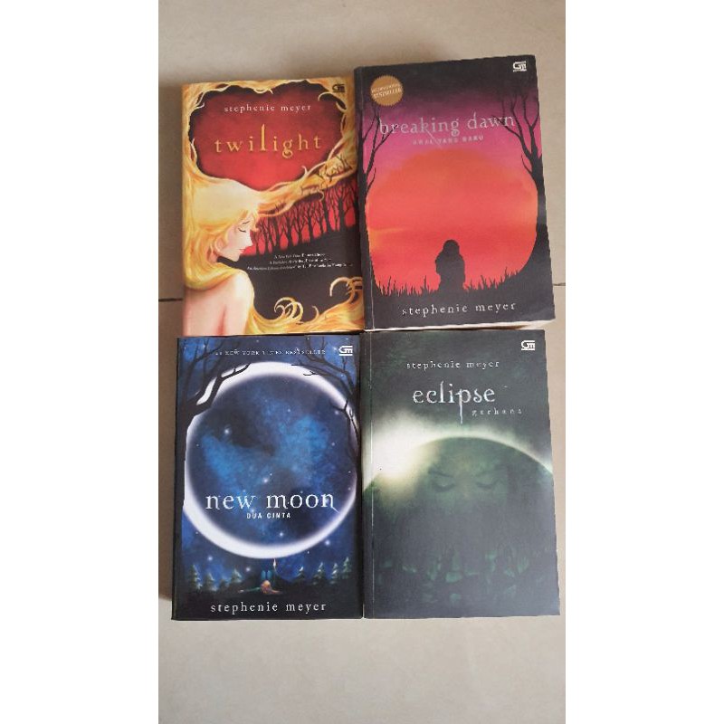 Novel TWILIGHT SAGA SET by STEPHENIE MEYER